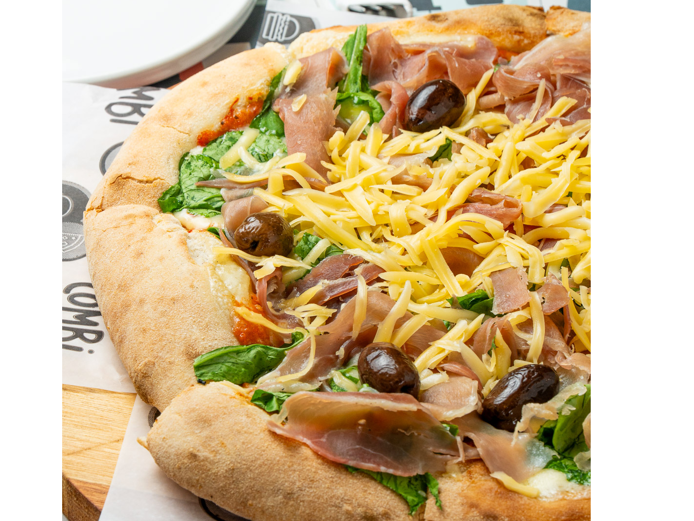 Pizza de rùcula y crudo