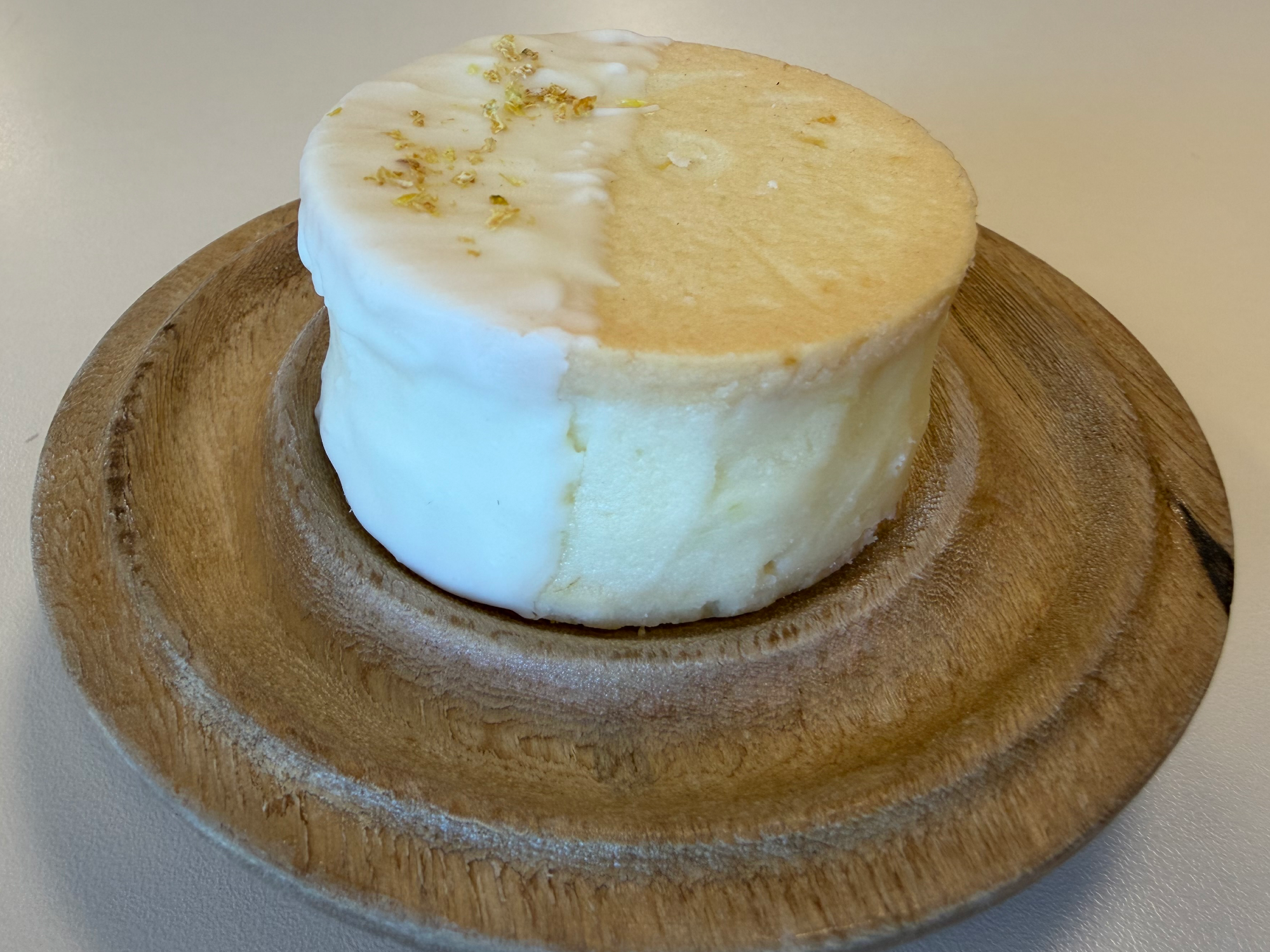 Alfajor de limón y frutos rojos