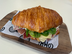 Croissant de jamón crudo y rúcula