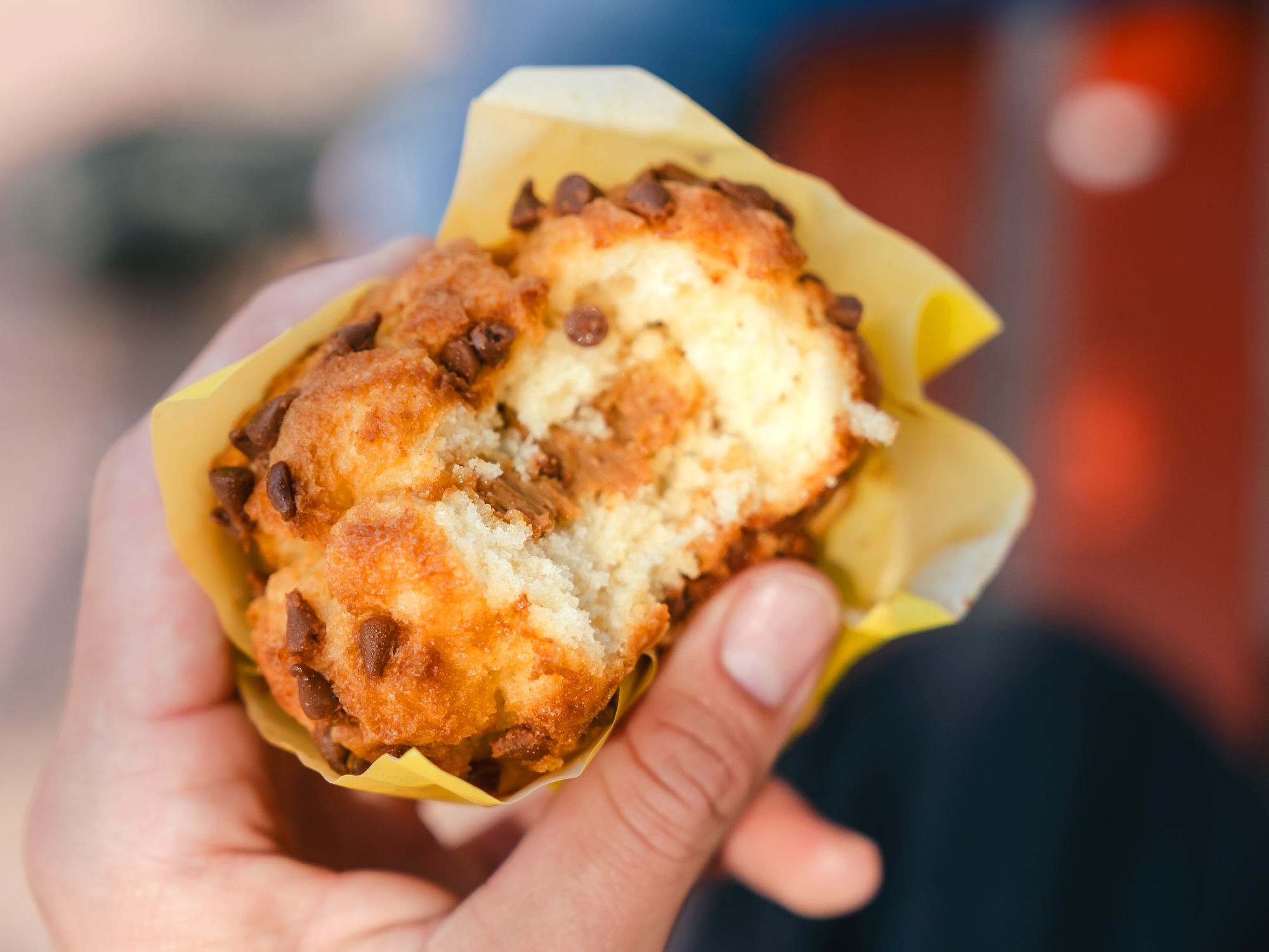 Muffin de Vainilla con chips de Dulce de Leche relleno de Dulce de Leche