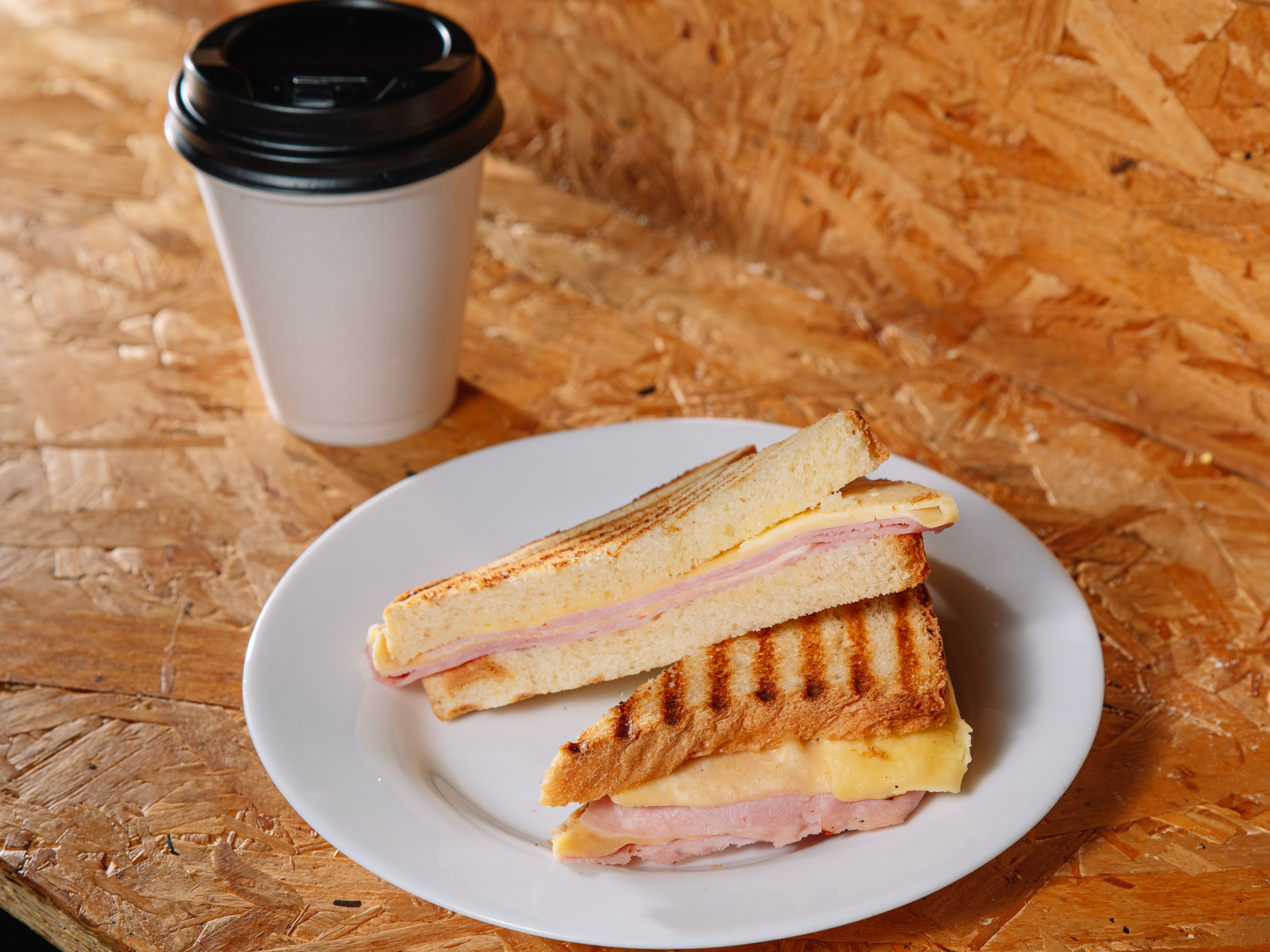 CAFÉ + TOSTADO DE PAN DOBLE