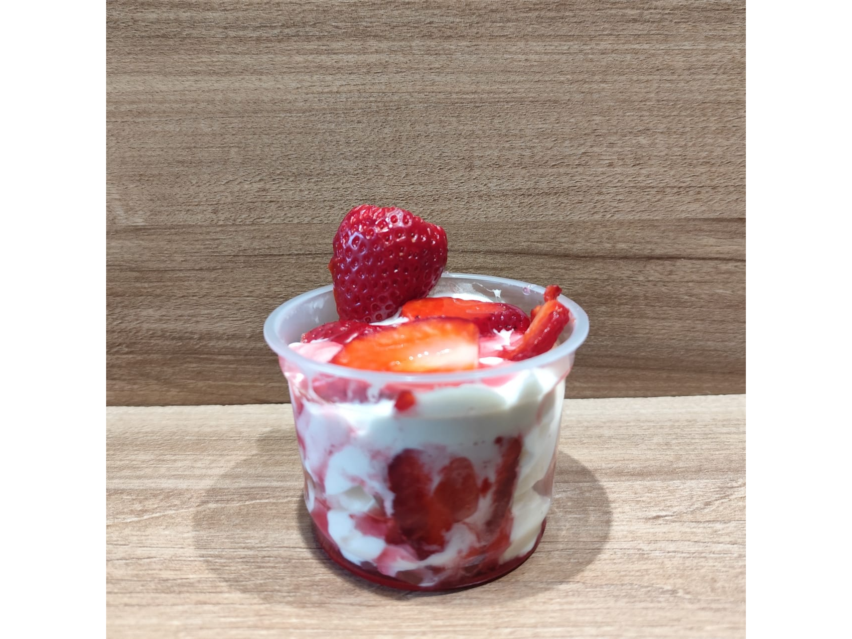 postre helado con frutillas