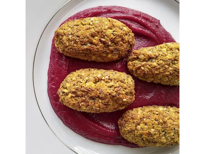 BASTONES DE LENTEJA ZANAHORIA Y SEMILLAS CON CREMOSO DE REMOLACHA