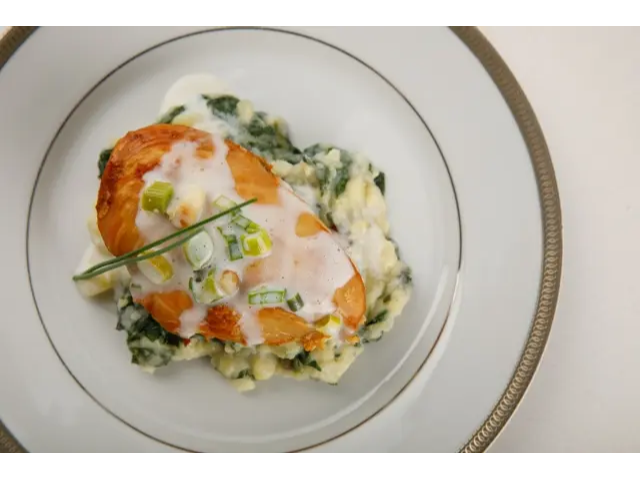 PECHUGA CON CREMA DE VERDEO Y PANCETA CON BASTONES DE CALABAZA
