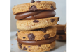 Alfajor sin azúcar con trozos de chocolate y relleno de dulce de leche