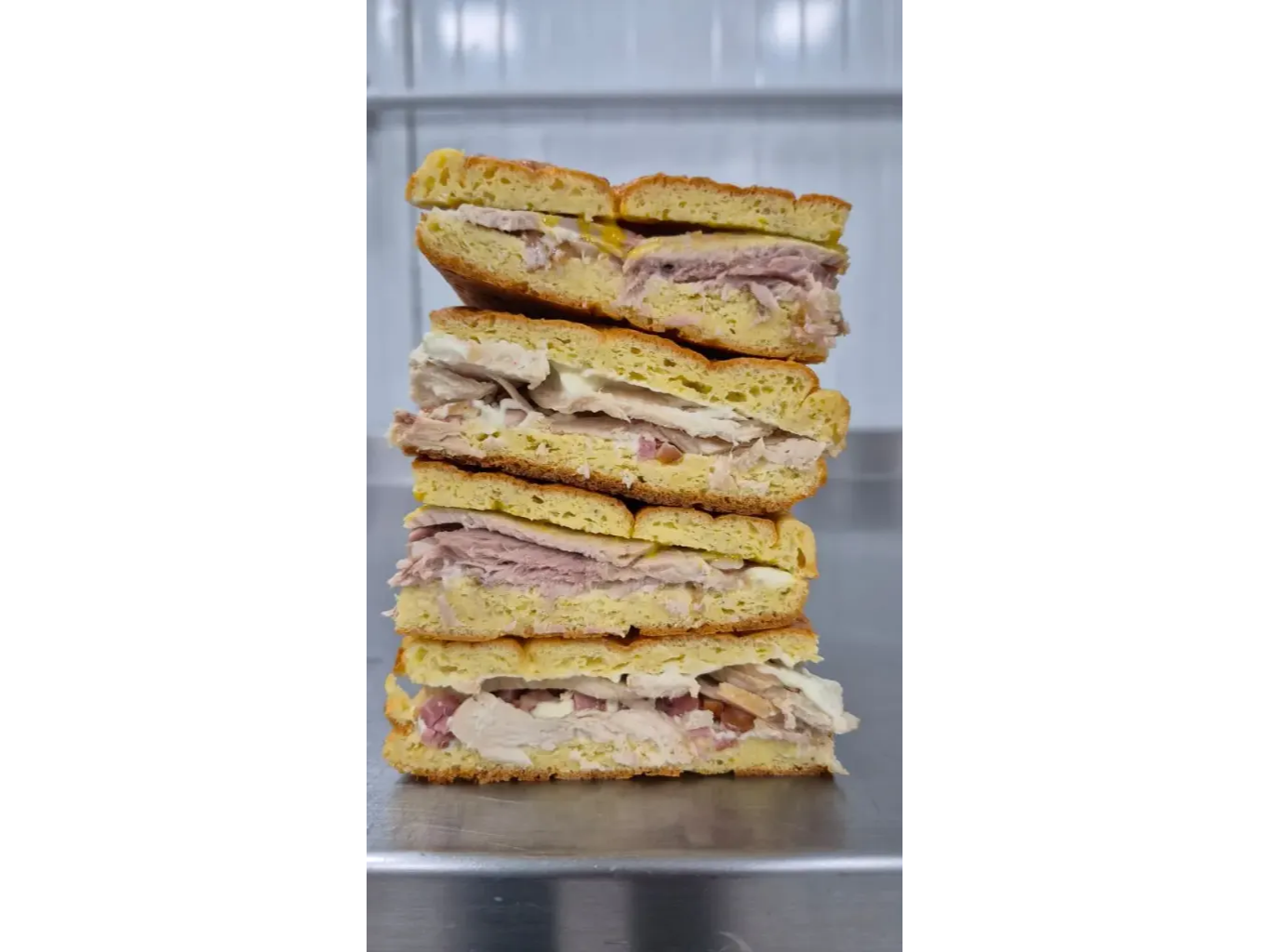 SANDWICH DE PAN DE ALMENDRAS RELLENO DE POLLO, QUESO Y PANCETA AHUMADA