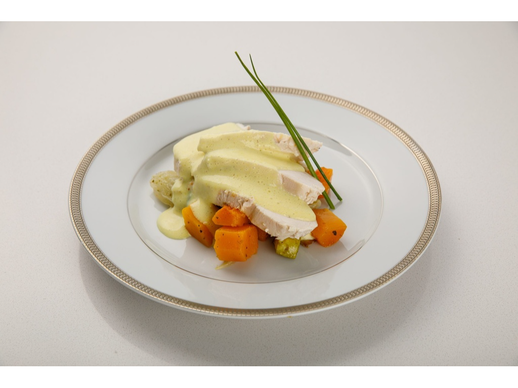 PECHUGA CON CREMA DE MOSTAZA CON ZANAHORIA Y CEBOLLAS ASADAS