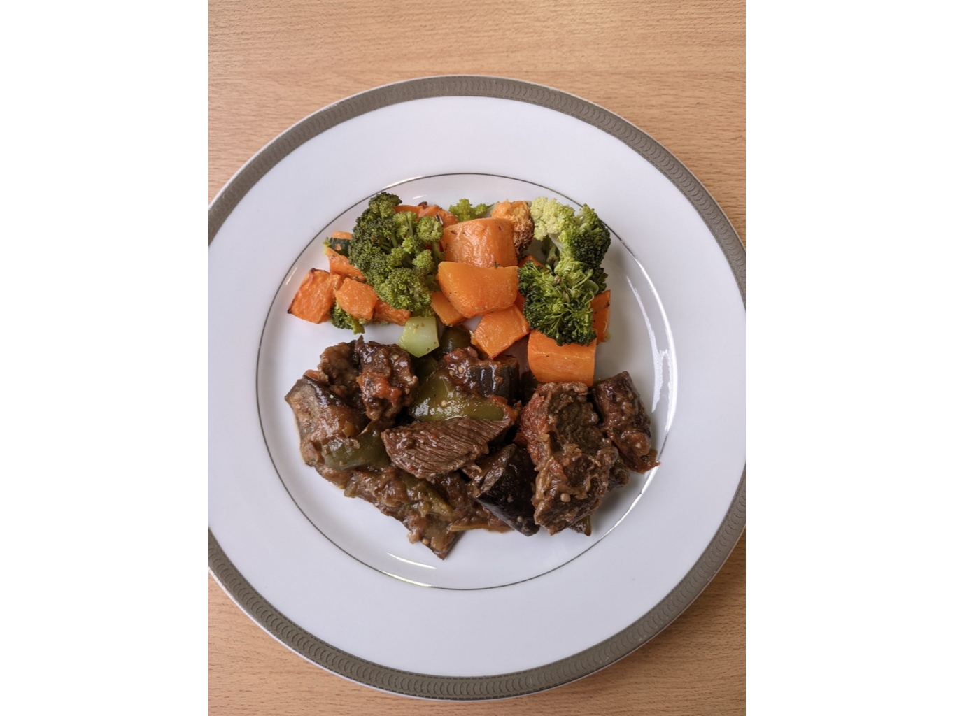 TERNERA BRASEADA CON BERENJENA CALABACIN Y BROCOLI ASADO. KETO