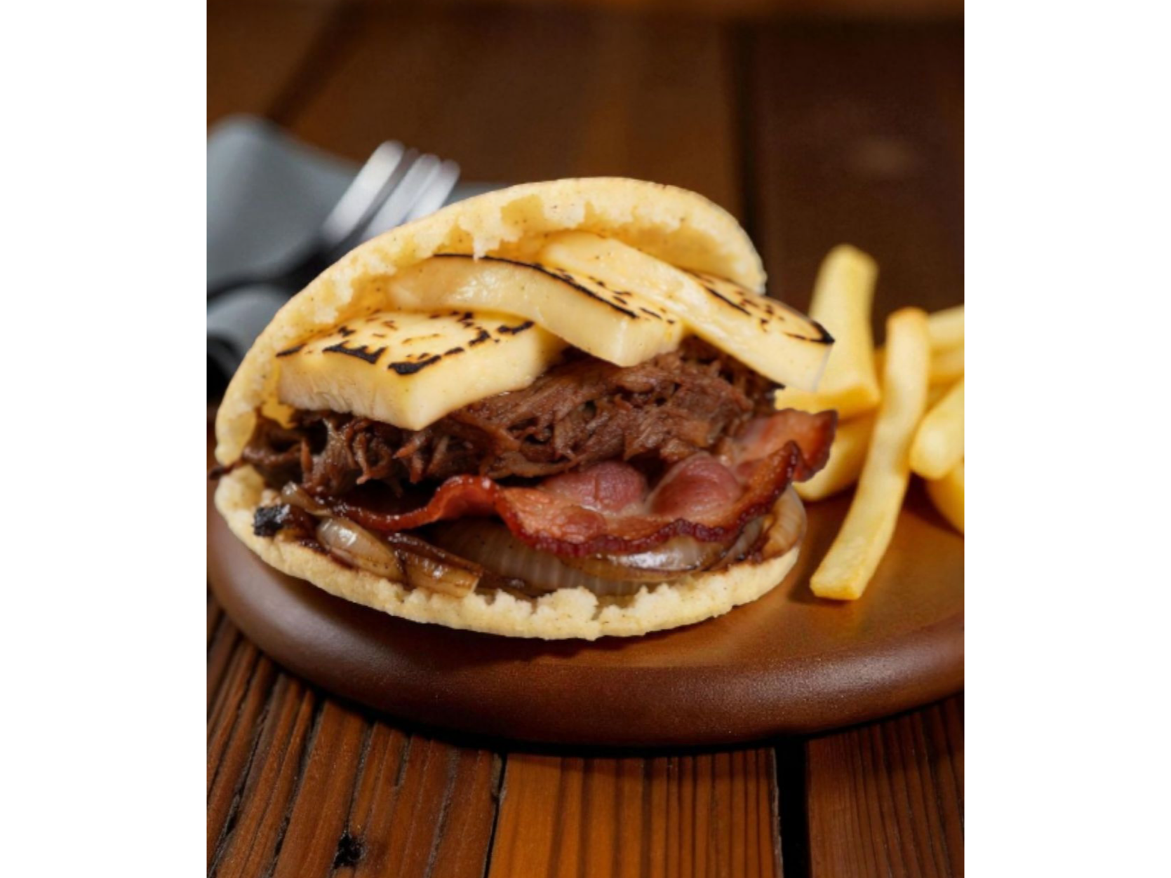 Arepa Mechada Bacon (Incluye Papas Fritas)