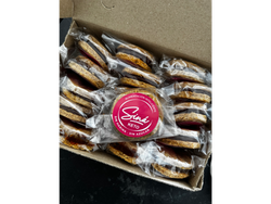 Alfajor con nueces relleno de dulce de leche sin azúcar