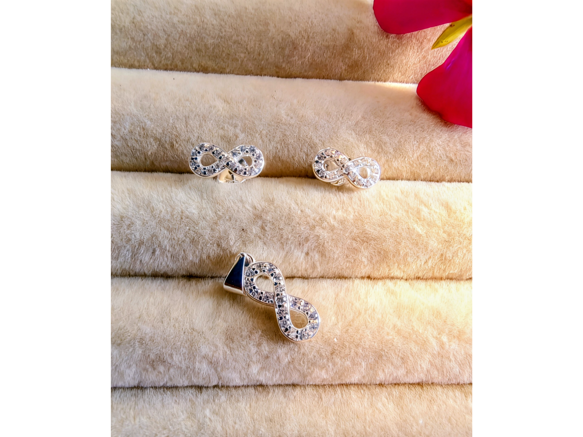 Conjunto aros y dije infinito con strass