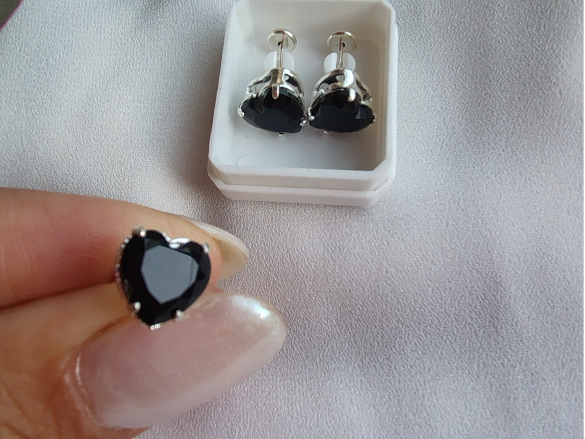 Corazón negro con grifas