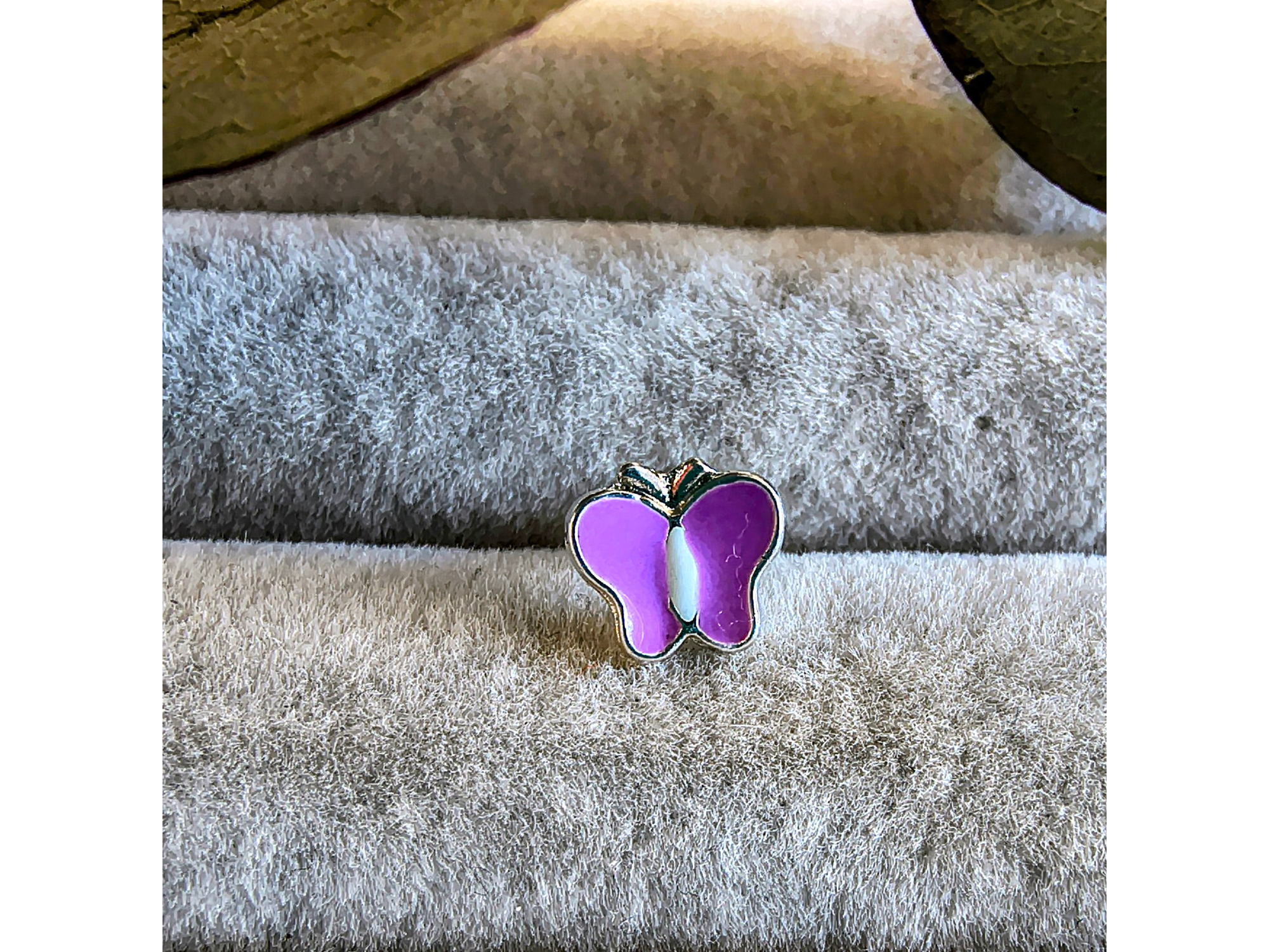Mariposa esmaltada lila
