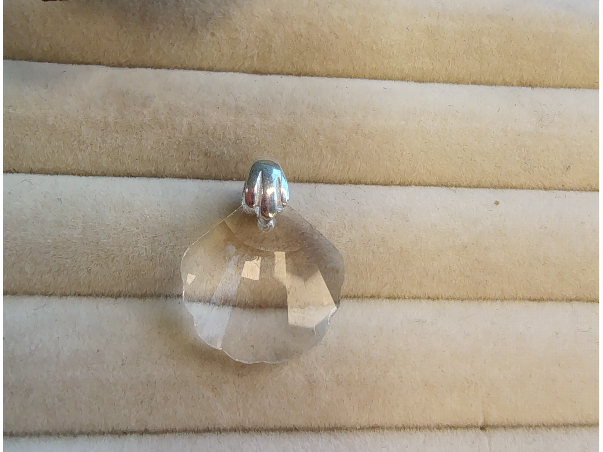 Dije ostra cristal