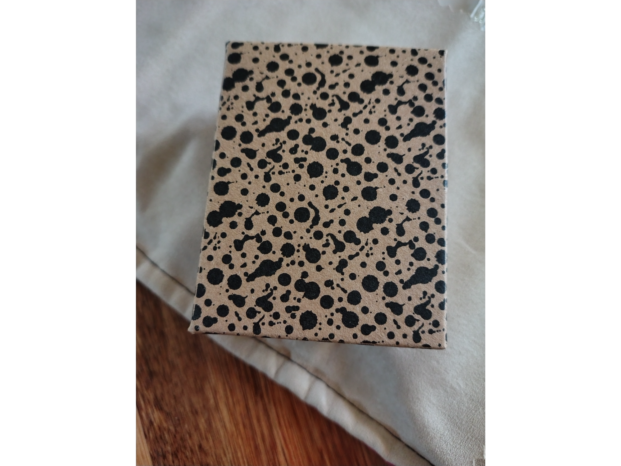 Caja para conjunto marrón con salpicado negro