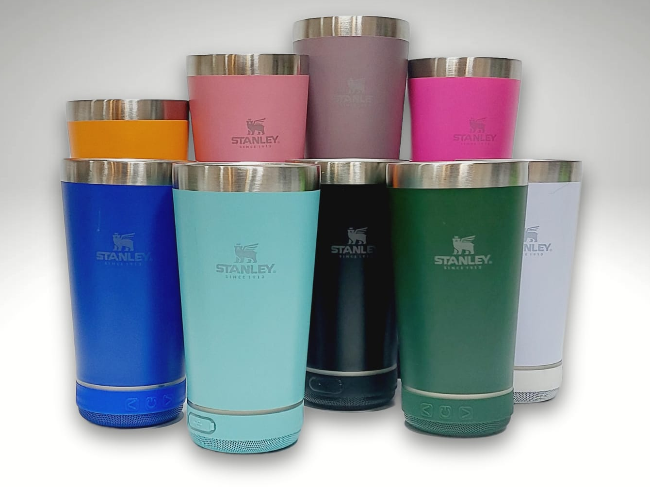 Vaso símil Stanley con parlante bluetooth