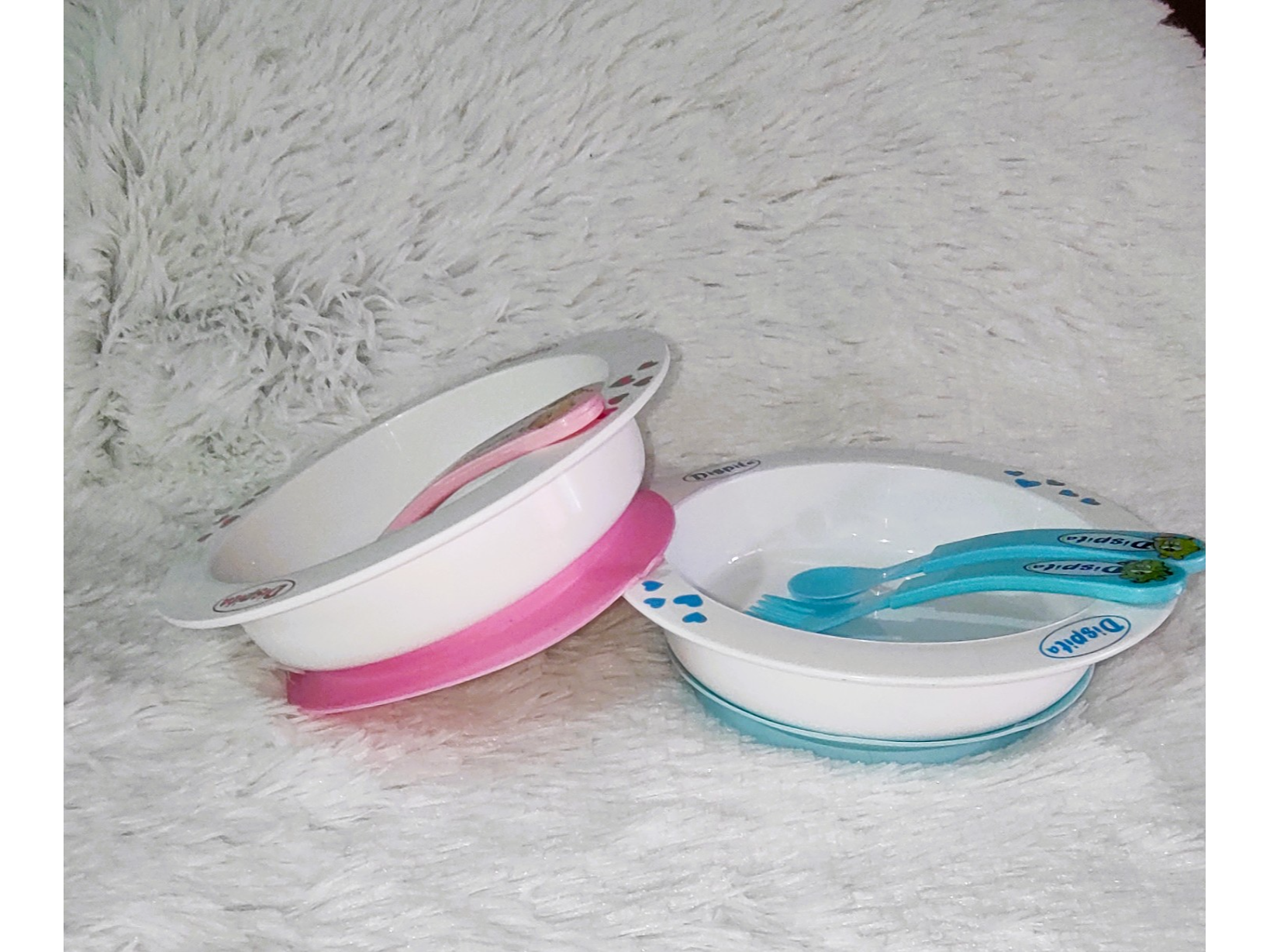 Plato Hondo Decorado con Succión y Cubiertos