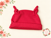 Gorrito con 2 nuditos de interlock