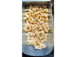 MANZANAS EN CUBOS AZUCARADO