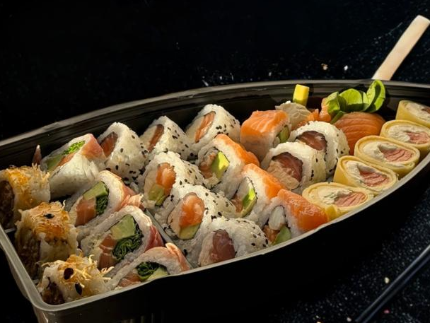 30 PIEZAS SALMÓN + 4 ARROLLADITOS