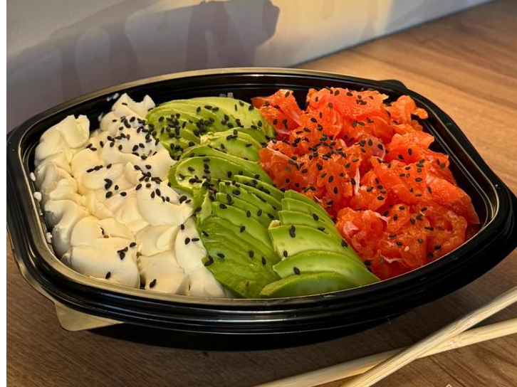 SALMÓN SALAD + 2 ARROLLADITOS DE CARNE