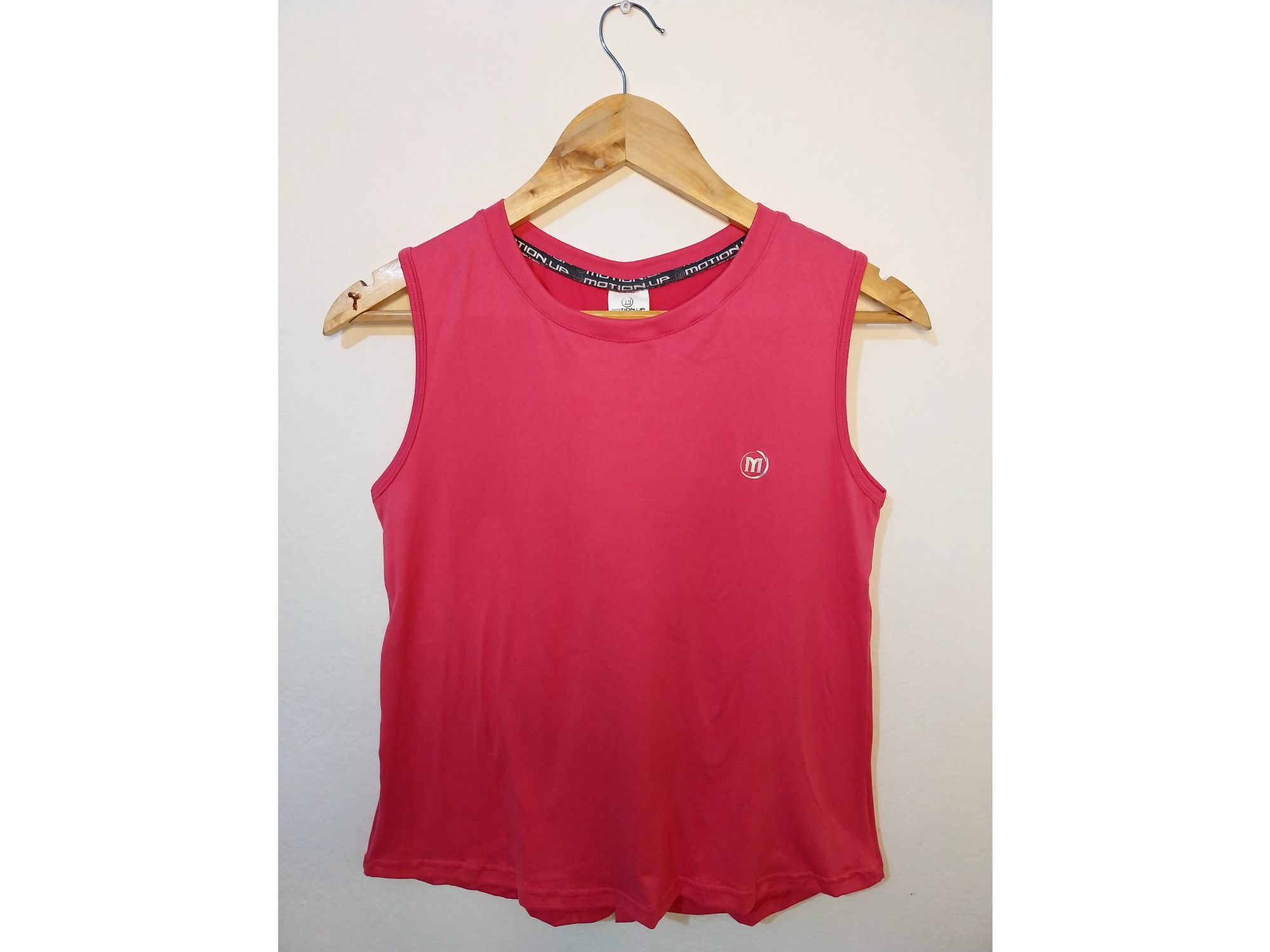 Musculosa elastizada con una leve abertura atras talle S