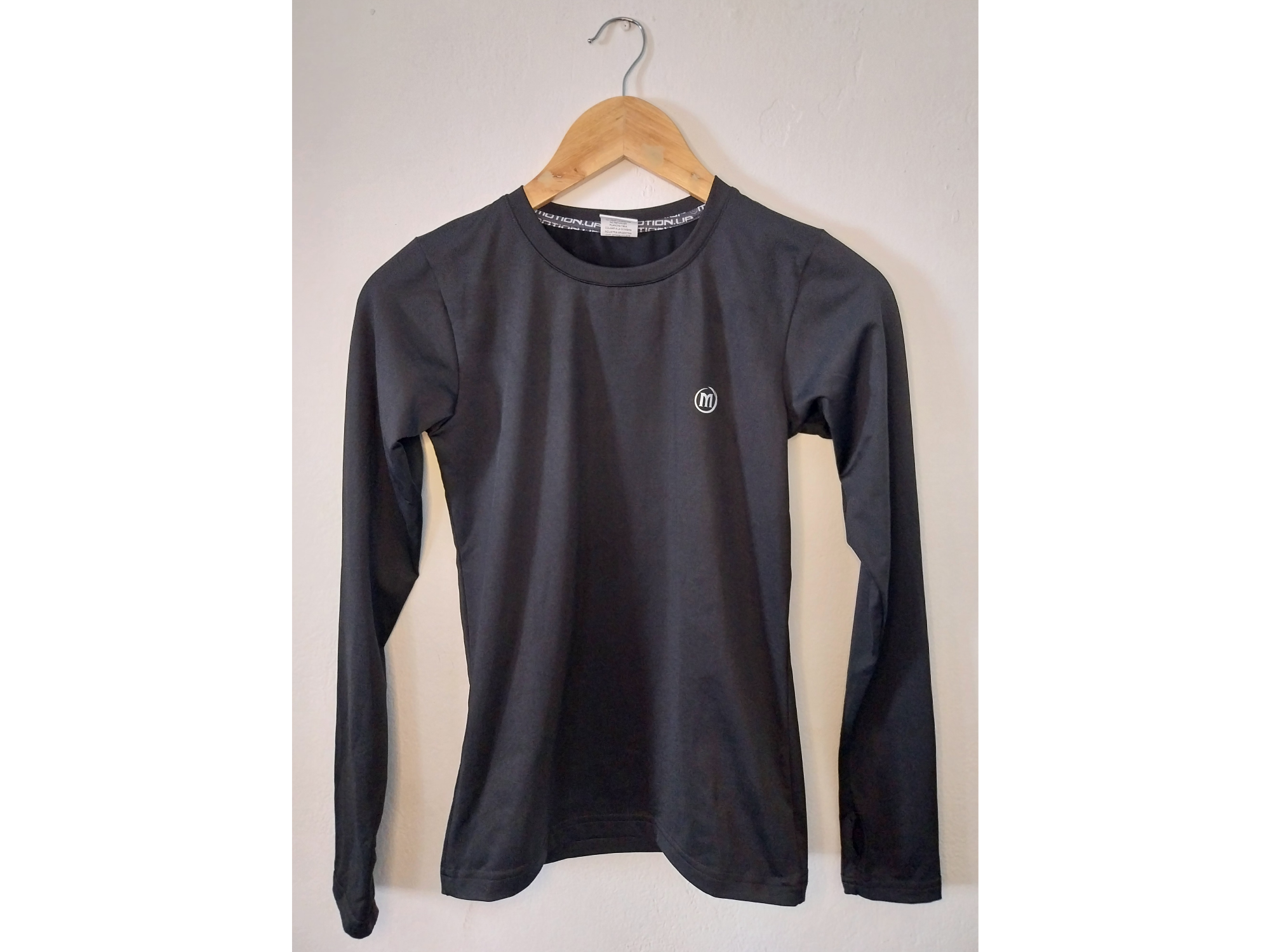 Remera mangas largas con friza ,entallada talle S