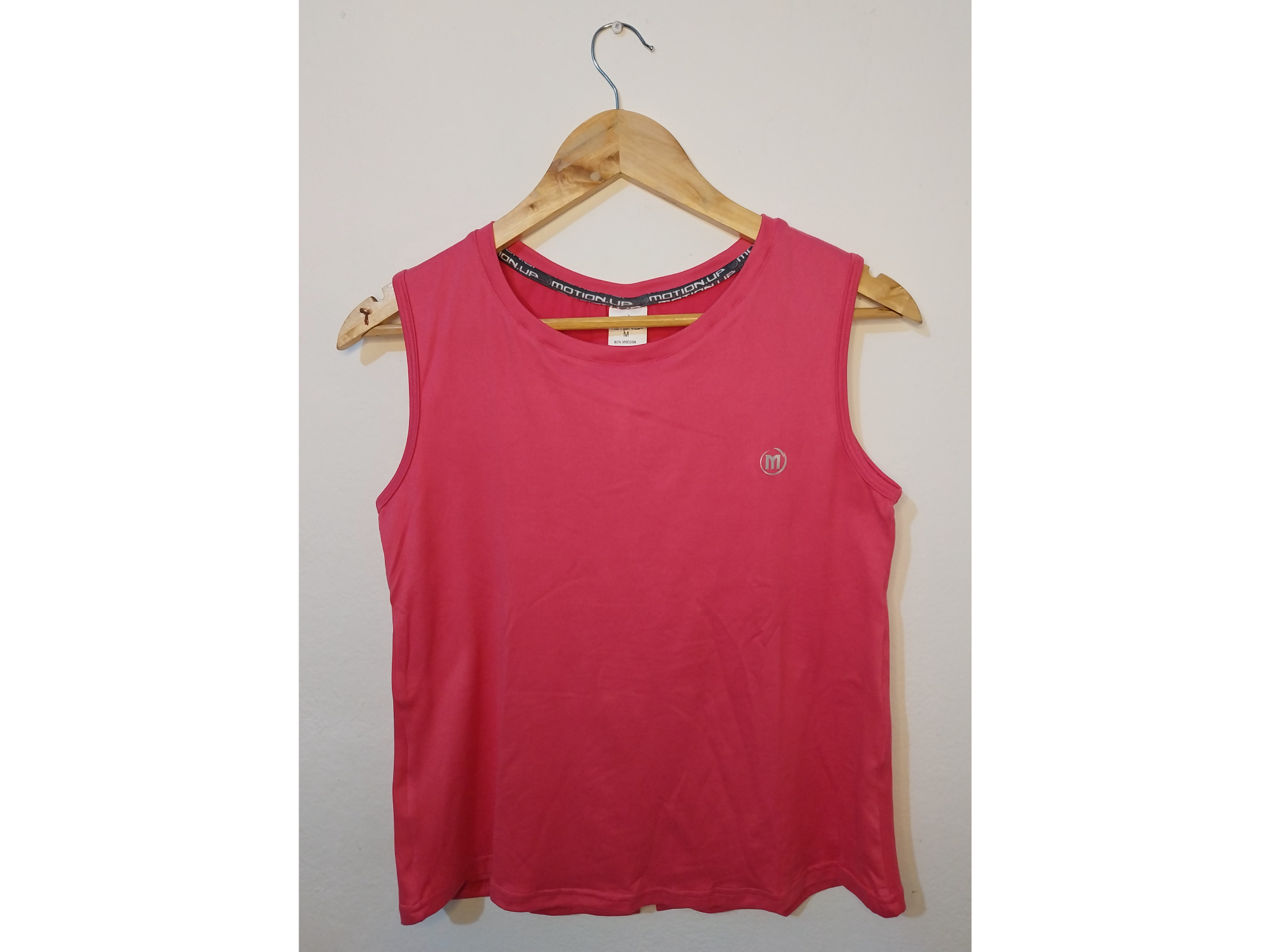 Musculosa elastizada con una leve abertura atrás talle M