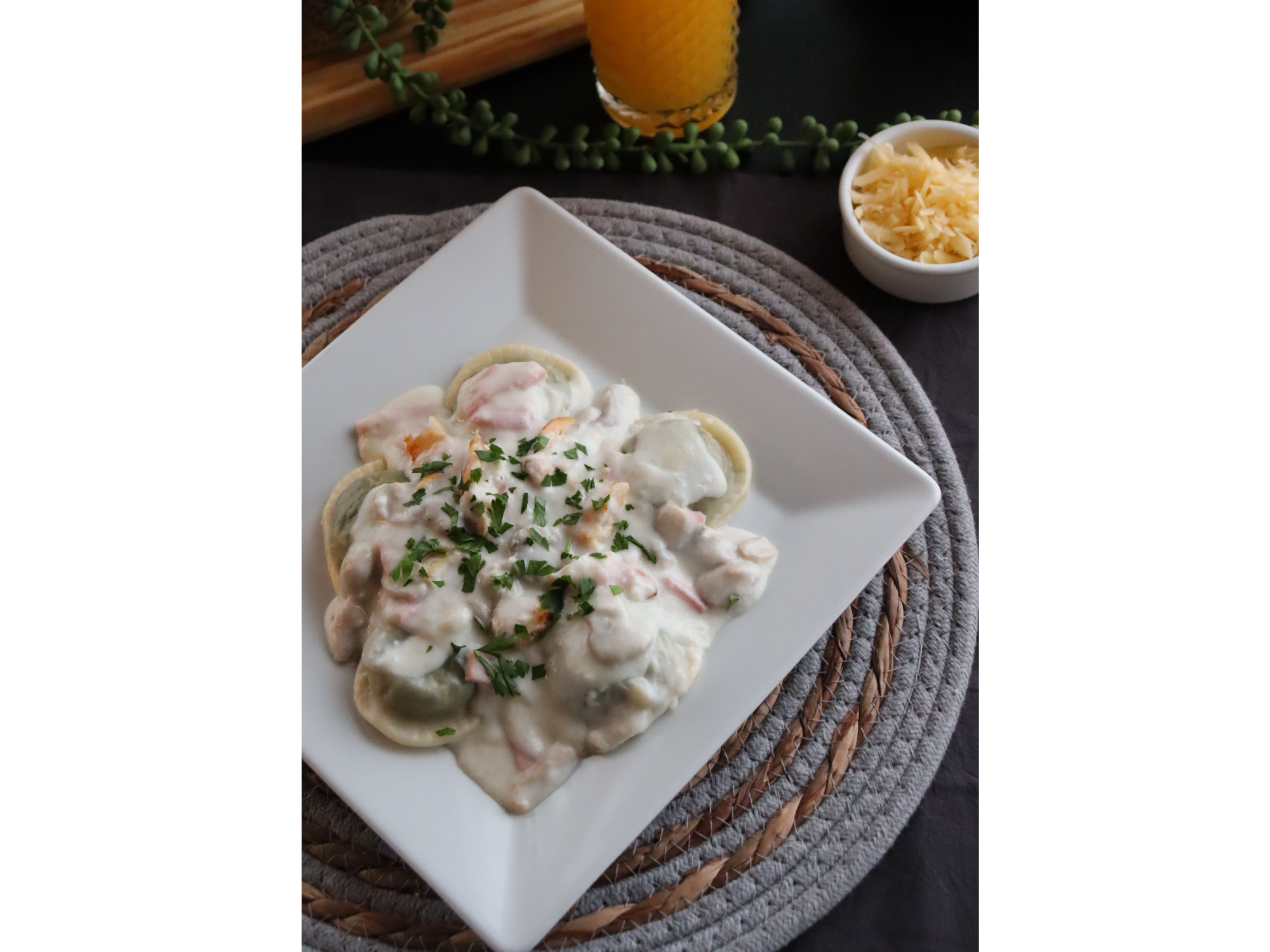 Sorrentinos de Jamon y Queso con Salsa