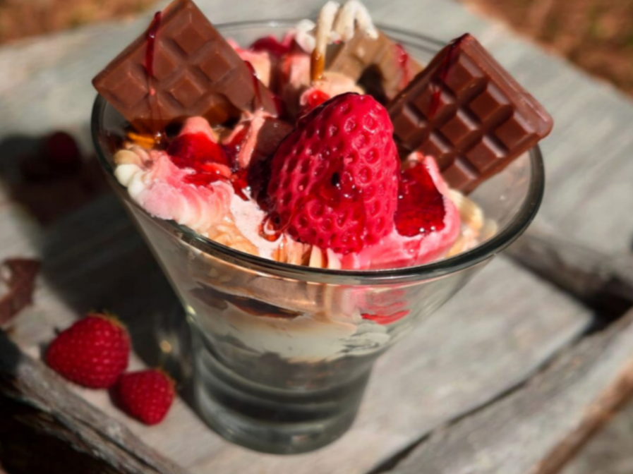 Frutillas con Crema by Reina Morena