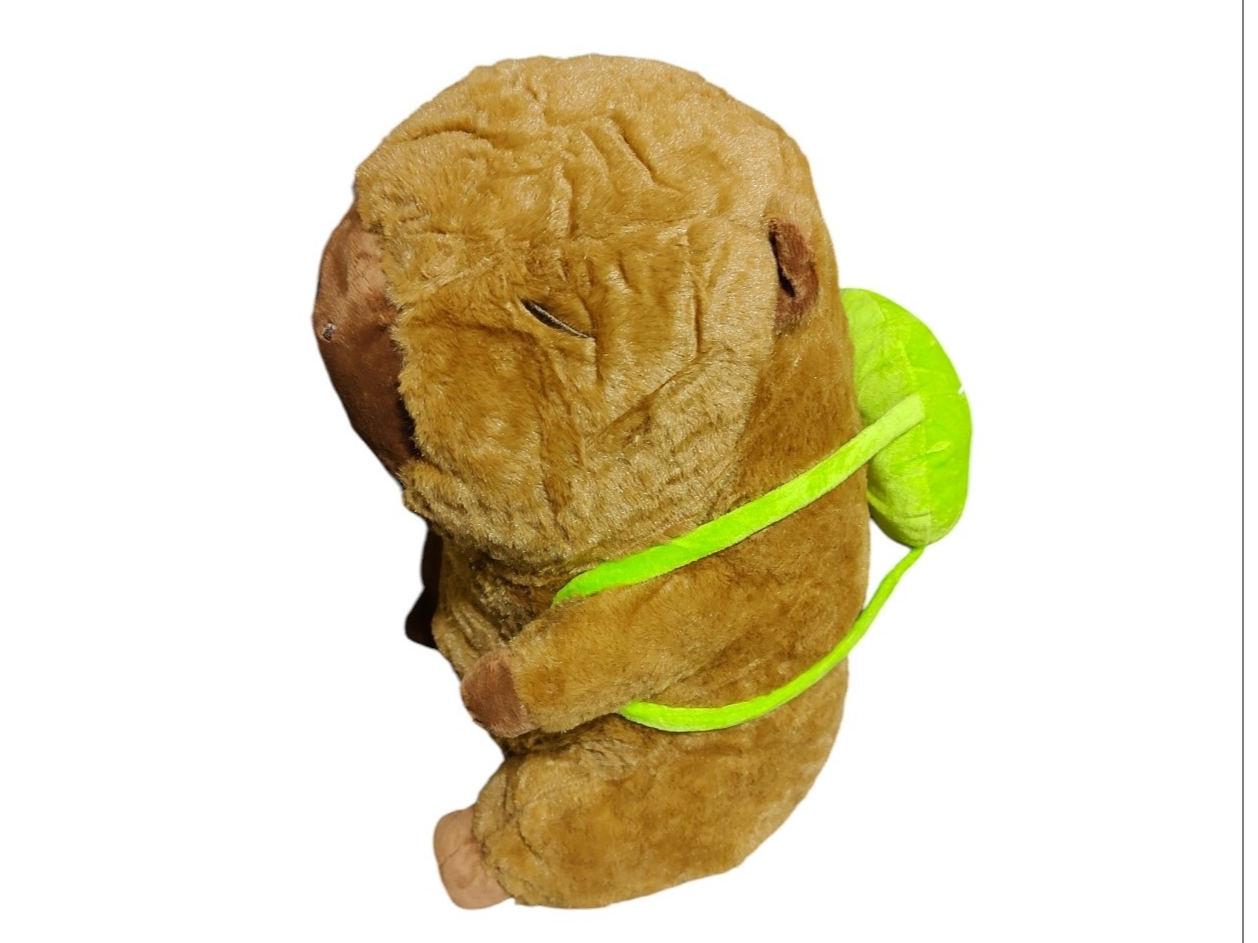 Peluche capibara c/manta y mochila de tenis