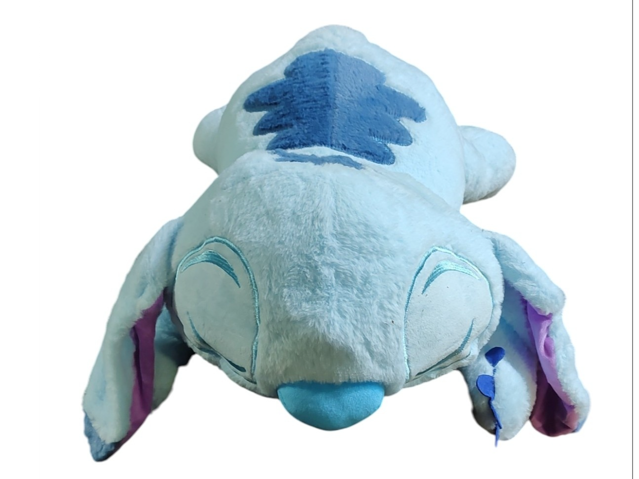Peluche stich con manta acostado