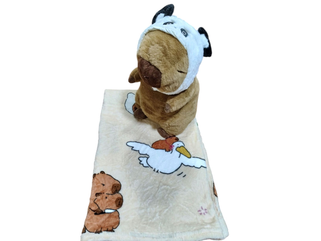 Peluche capibara con manta estampada
