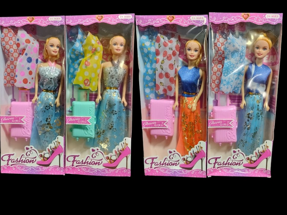 Muñeca con vestido y maleta