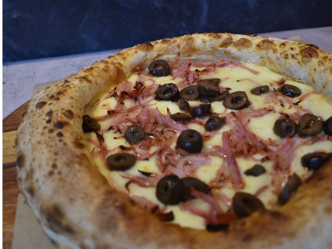 Pizza Jamón y olivas negras