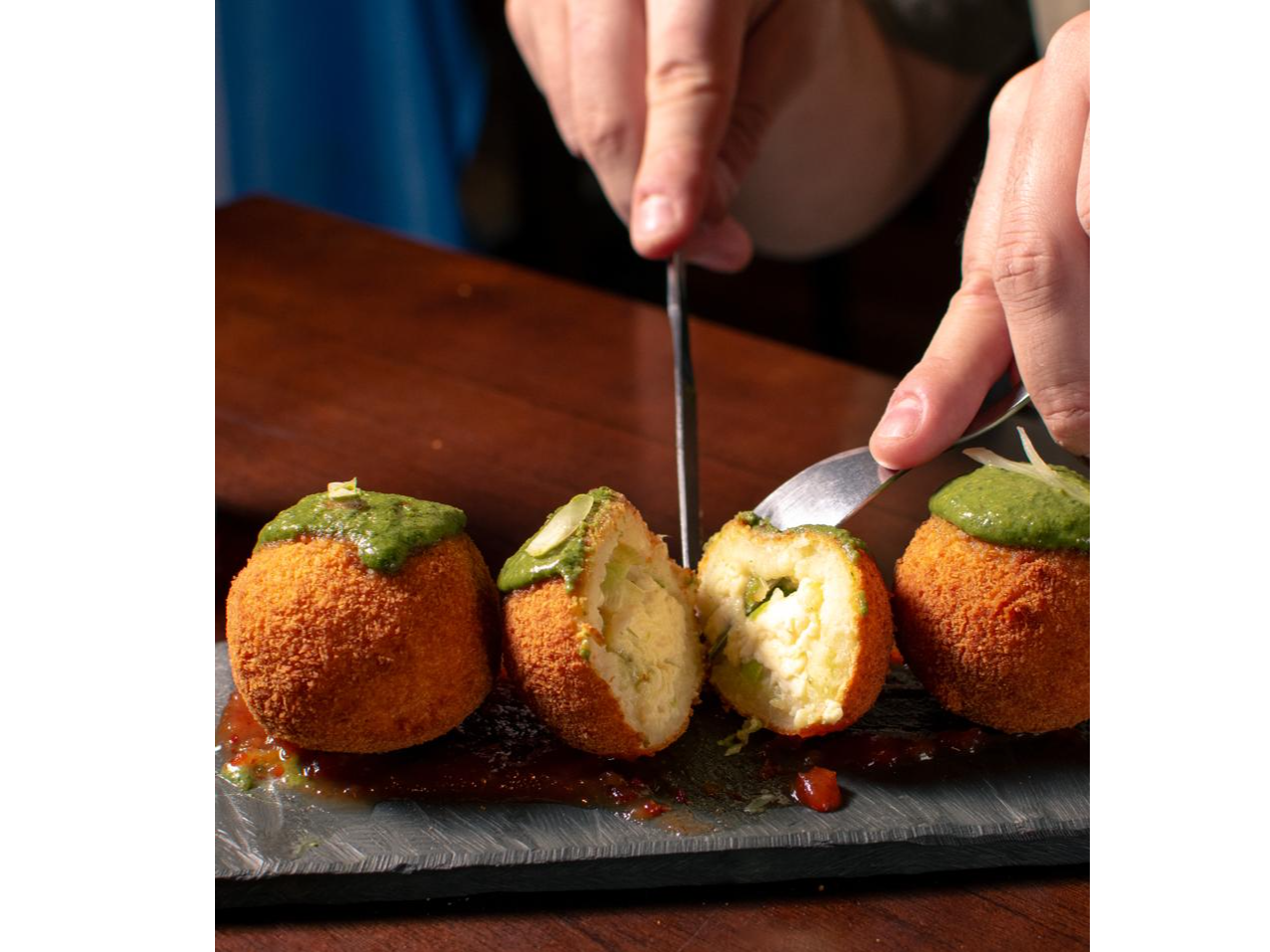 BOMBAS DE PAPAS CON QUESO Y VERDEO