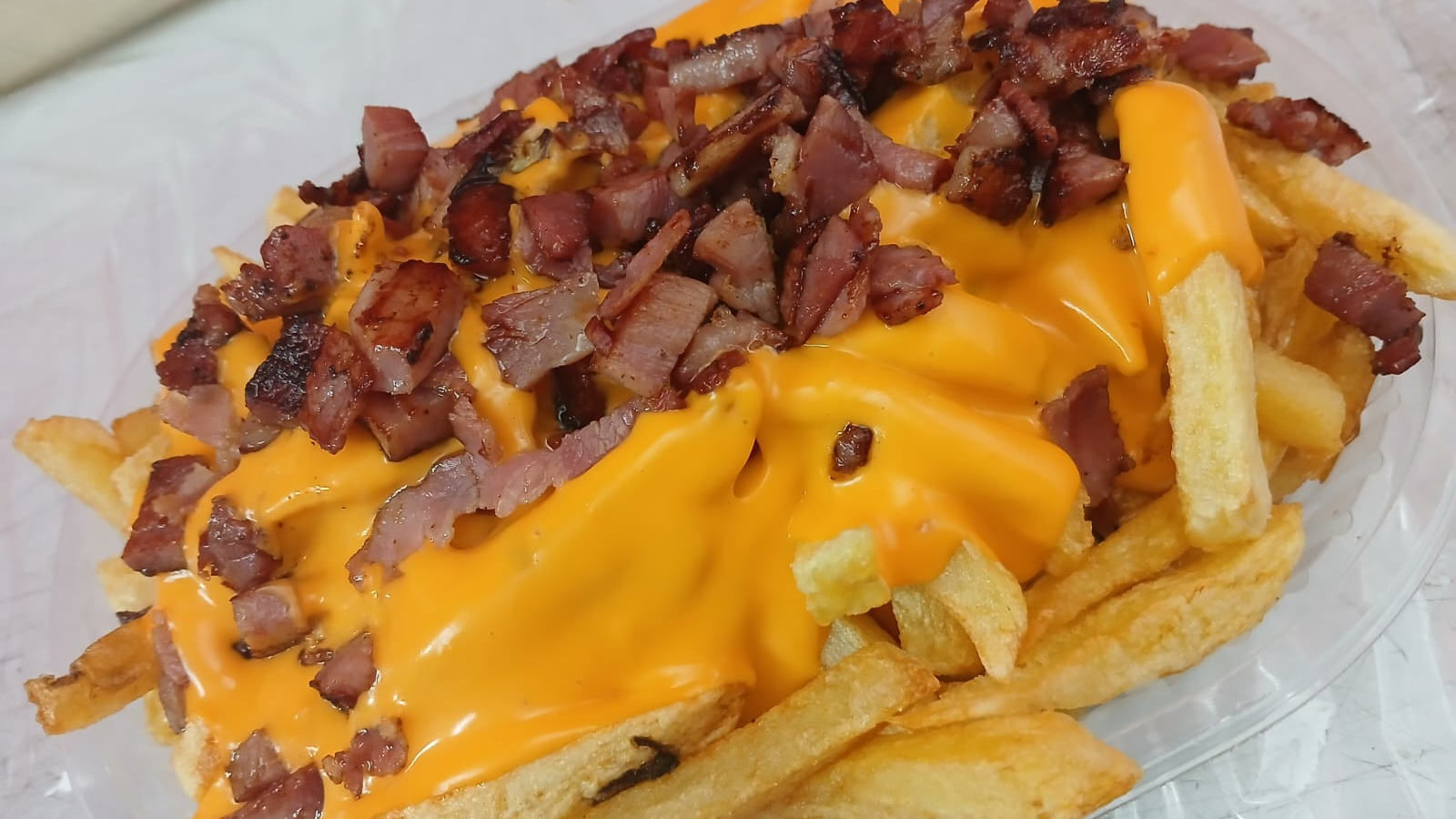 PAPAS CON CHEDDAR Y BACÓN