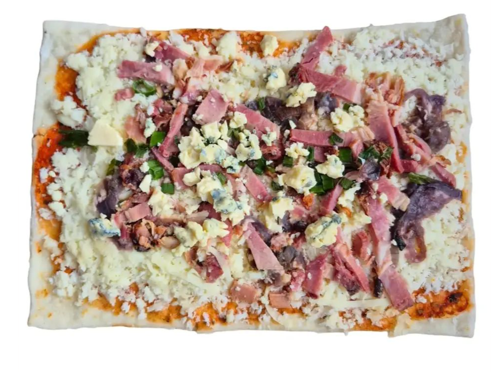 PIZZA DE PANCETA AHUMADA, QUESO AZUL Y VERDEO