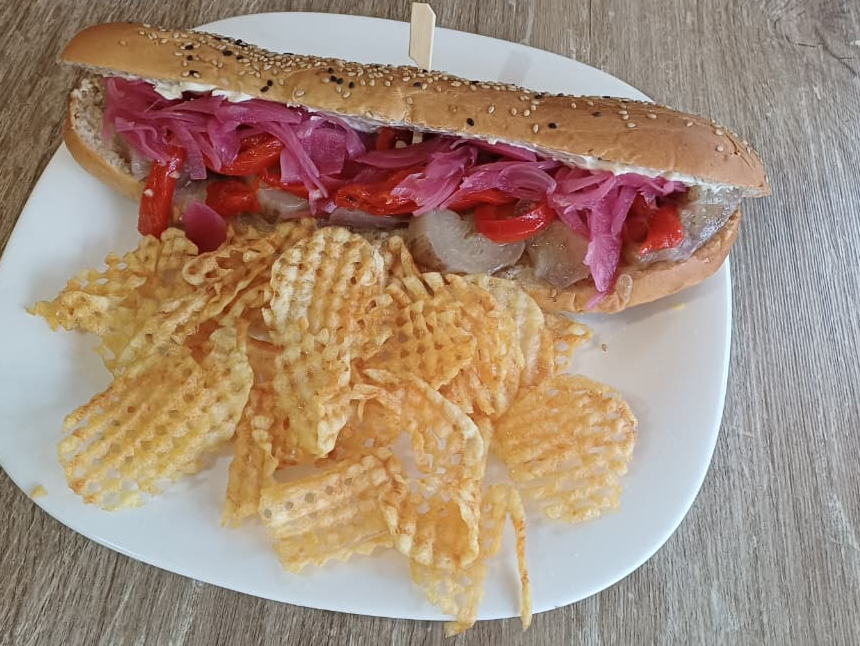 Baguette vegetariano con papas fritas