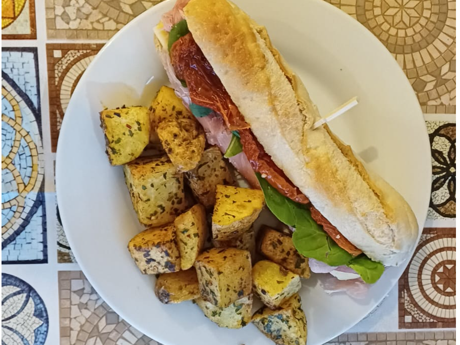 Baguette mediterraneo con papas liborio