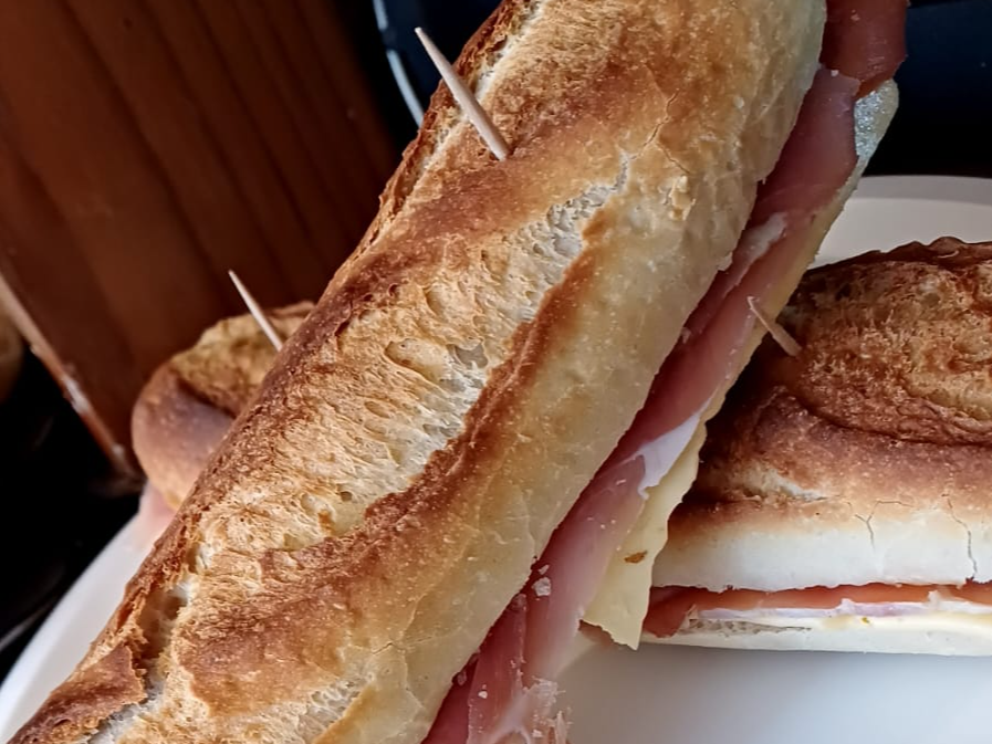 Baguette de crudo y queso