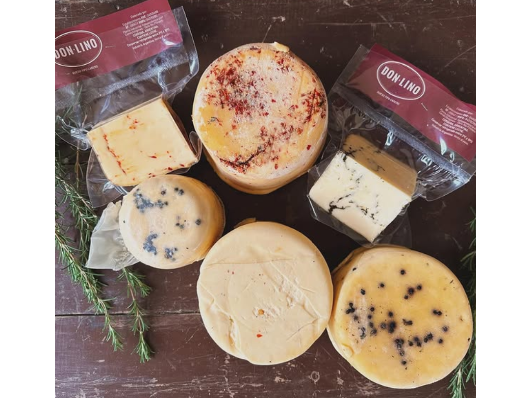 Queso Casero saborizado / original, pimienta o ají x 280 grs de Cava & Tabla - Alta Gracia
