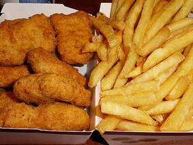 Nuggets con papas fritas