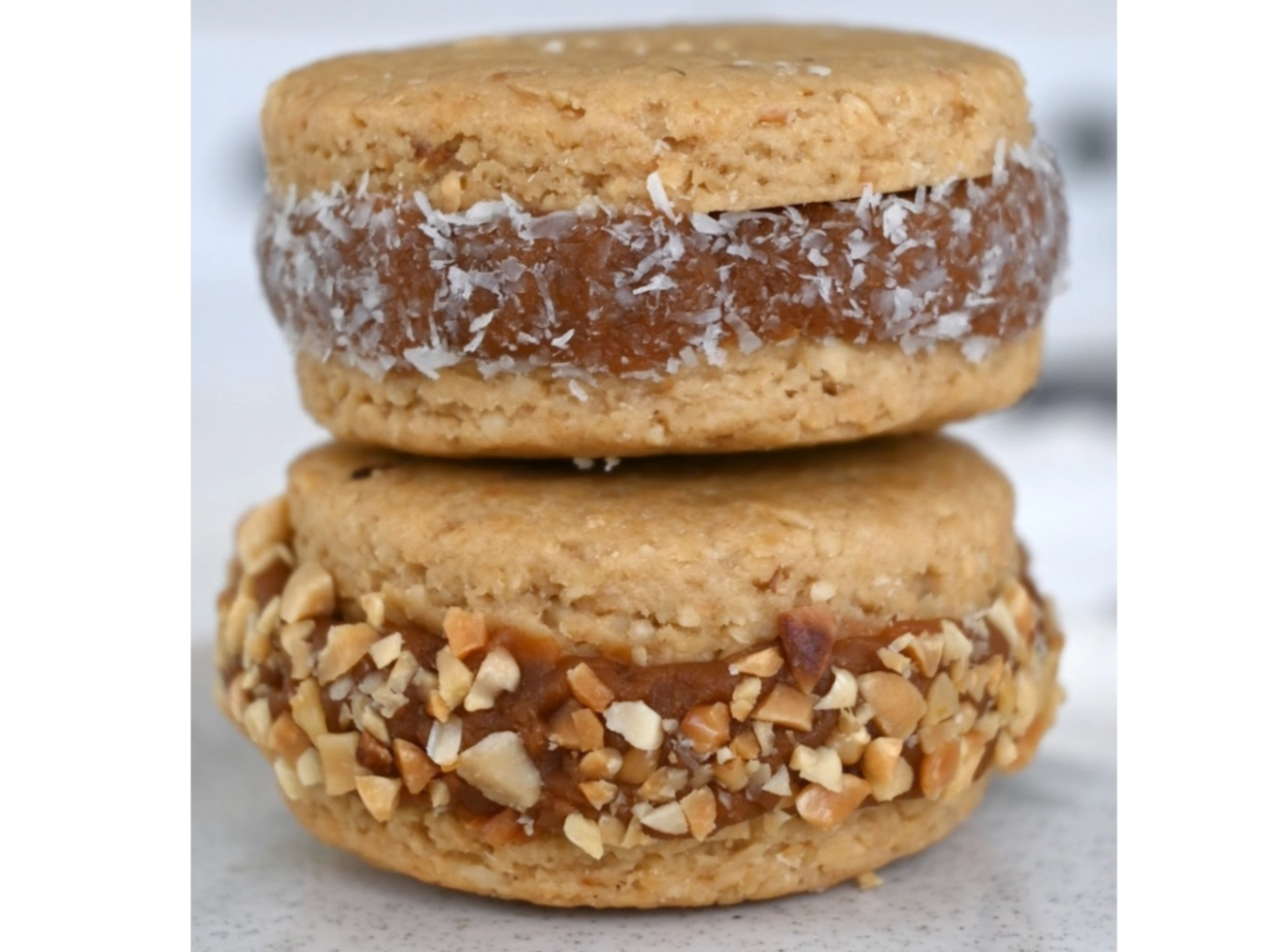Alfajor keto sin azúcar con nueces y relleno de dulce de leche