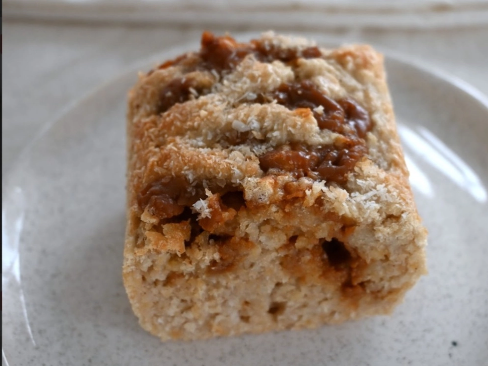 Budin sin azúcar con dulce de leche y coco