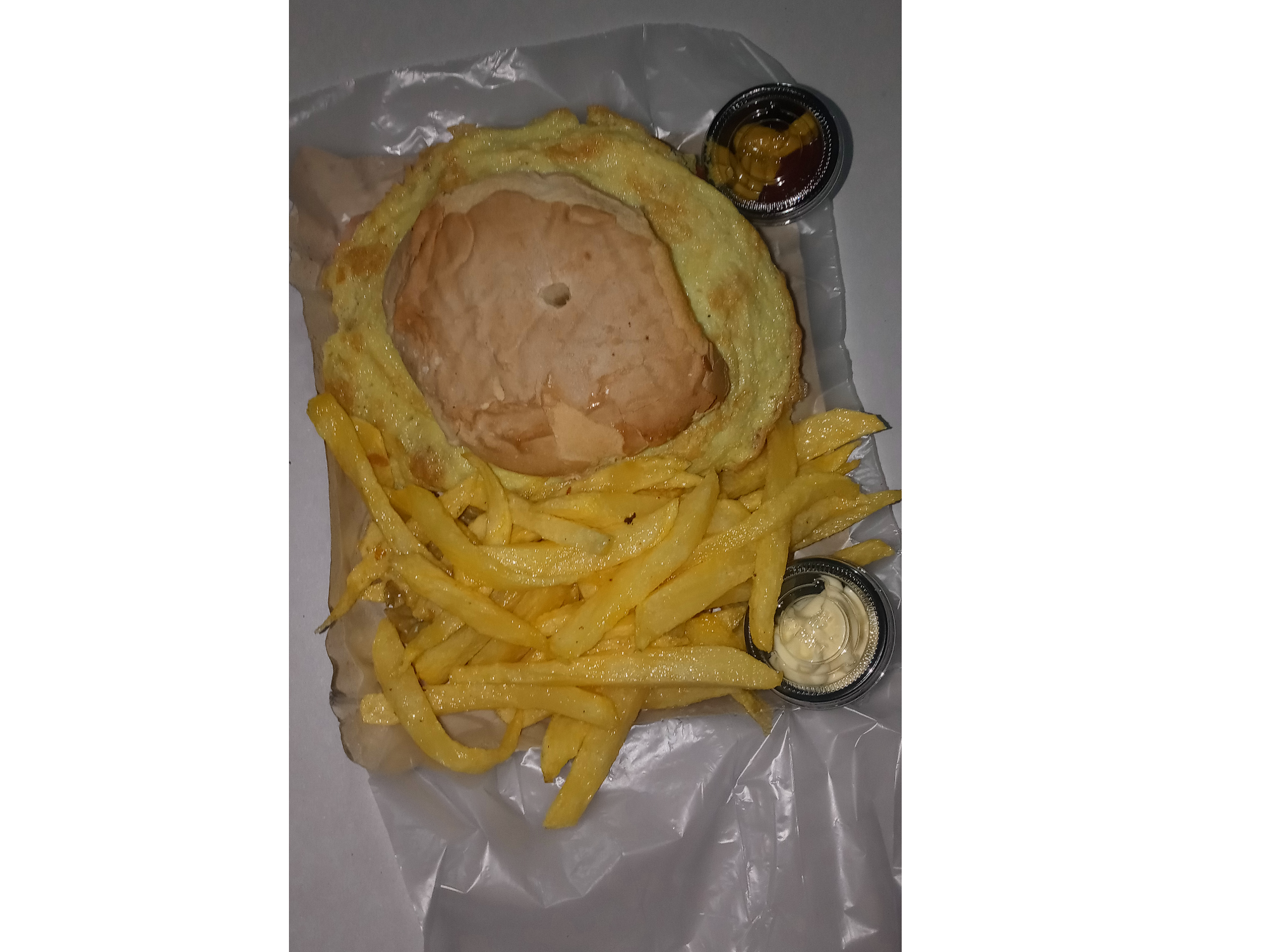 HAMBURGUESA con papas de M&M COMIDAS PARA LLEVAR