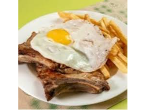 Costeleta de vaca con huevo frito