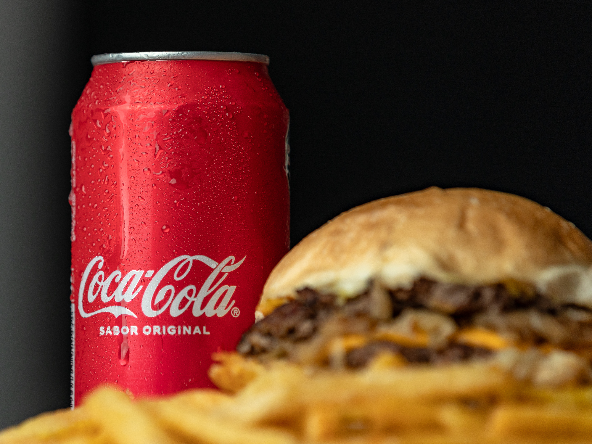 1 hamburguesa a elección más lata de gaseosa (incluyen fritas)