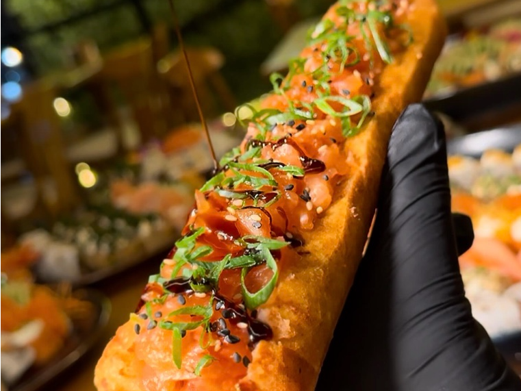 Hot Dog Sushi - Salmón  Grill y Lagostinos mezclados