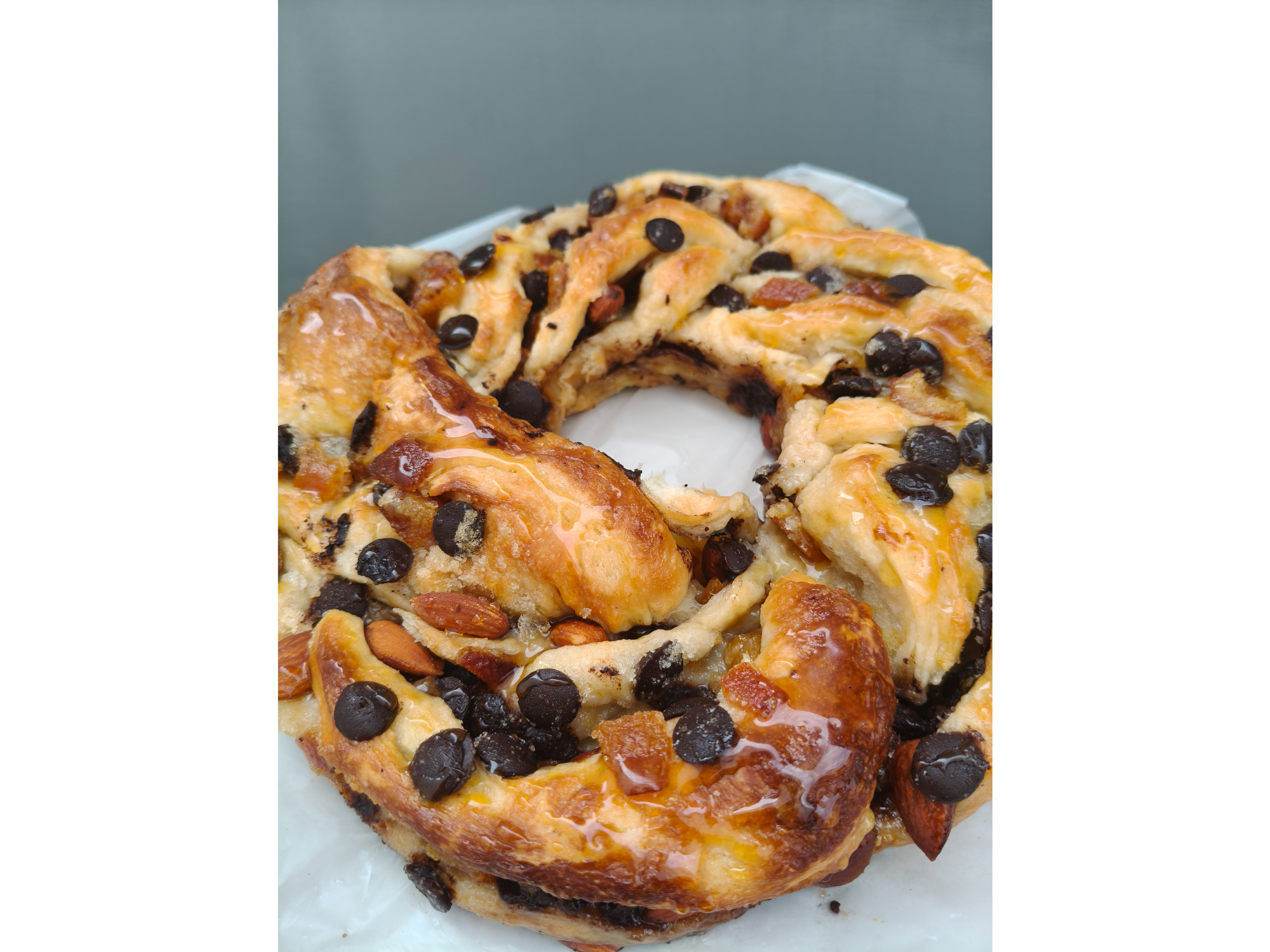 Rosca de chocolate semi amargo, naranja confitada y almendras